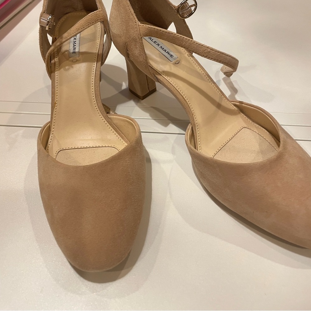 Beautiful unused Alex Marie suede ecru heels size 9 1/2